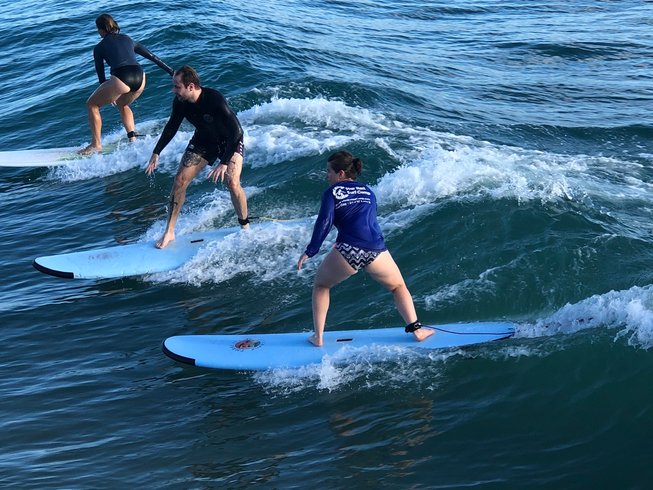 Beginner surfing lessons on Arugam Bay beach
